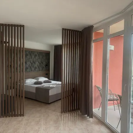 Mia Hotel *